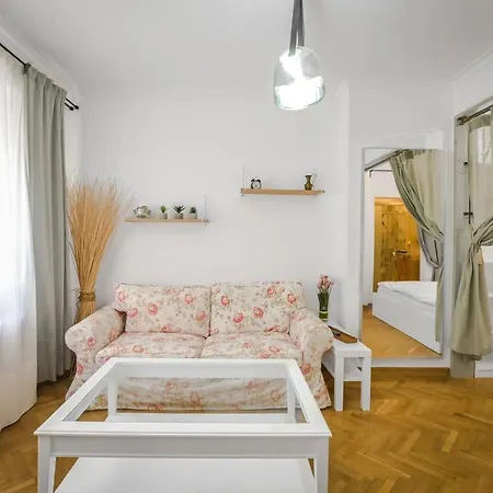 Floral & Cozy In Heart Of Center By Flat Mаnager
