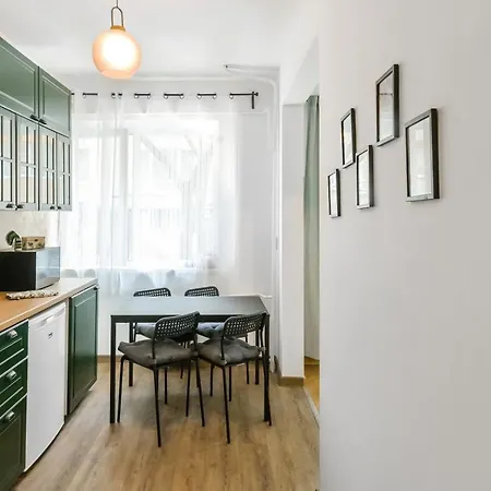 Apartment Floral & Cozy In Heart Of Center By Flat Mаnager
