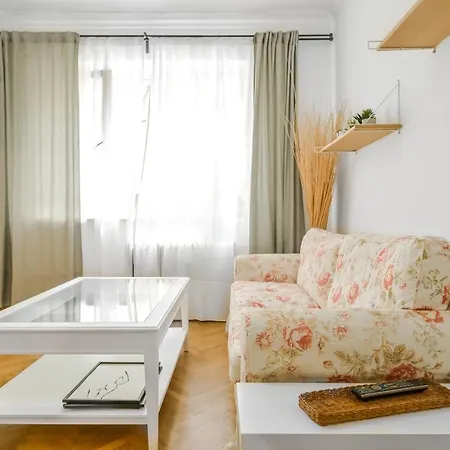 公寓 Floral Retreat In Center By Flat Mаnager
