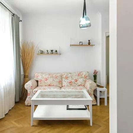 Floral Retreat In Center By Flat Mаnager Sofia