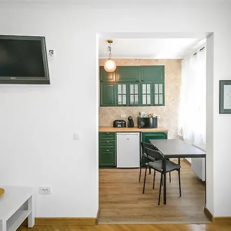 Floral Retreat In Center By Flat Mаnager *