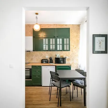 Floral Retreat In Center By Flat Mаnager *